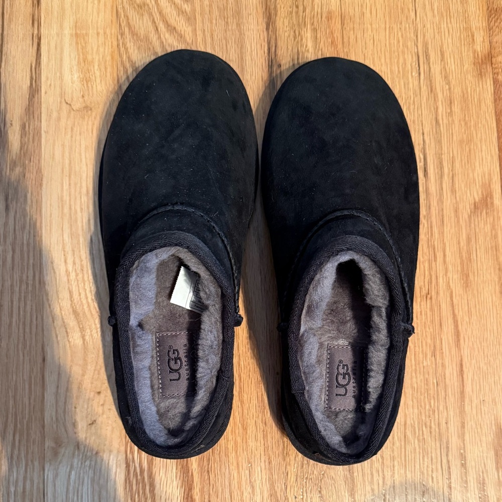 Ugg classic slipper in black - Picture 2 of 7